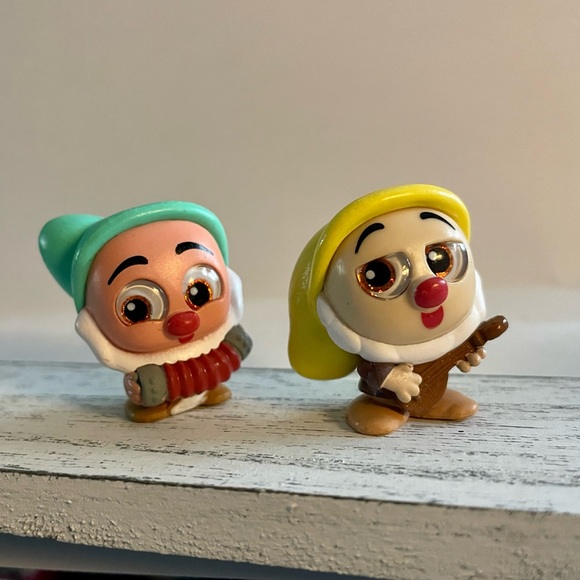 Disney Doorables NEW Dwarves Bashful & Sneezy from Snow White & 7 - Picture 1 of 6